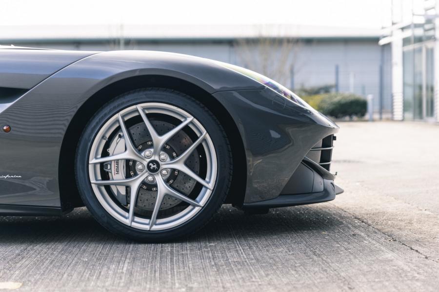 Детали экстерьера Ferrari F12berlinetta 2014 года  (UK) (фото 210 из 276)